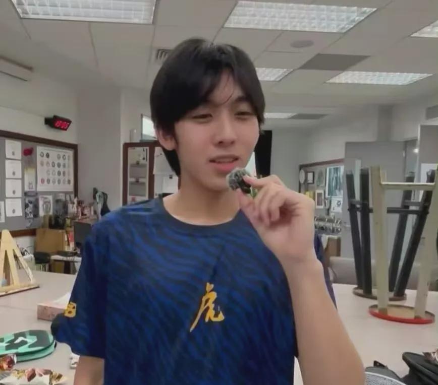 开云直播平台-林志颖儿子Kimi正脸照曝光！昔日萌娃长成180少年，颜值更随妈妈